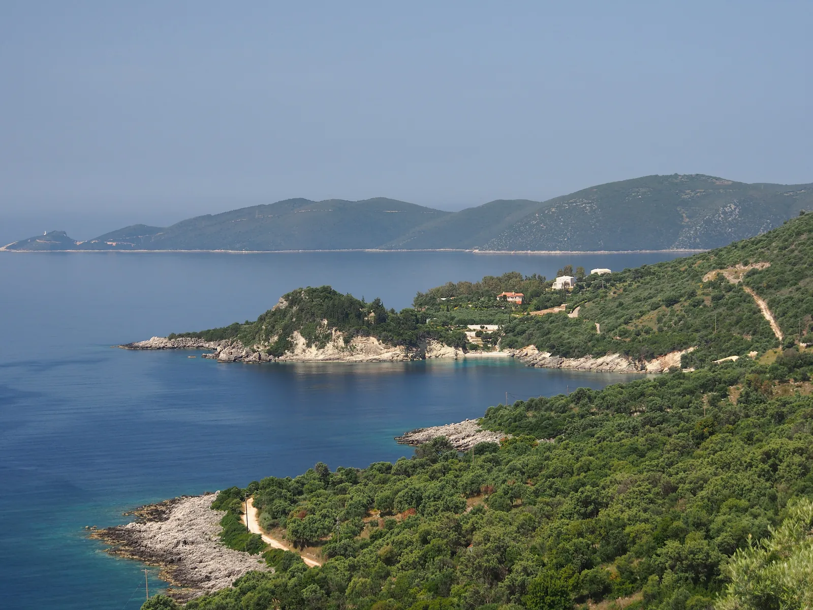 Η νότια ακτή της Λευκάδας, ανάμεσα σε Βασιλική και Σύβοτα