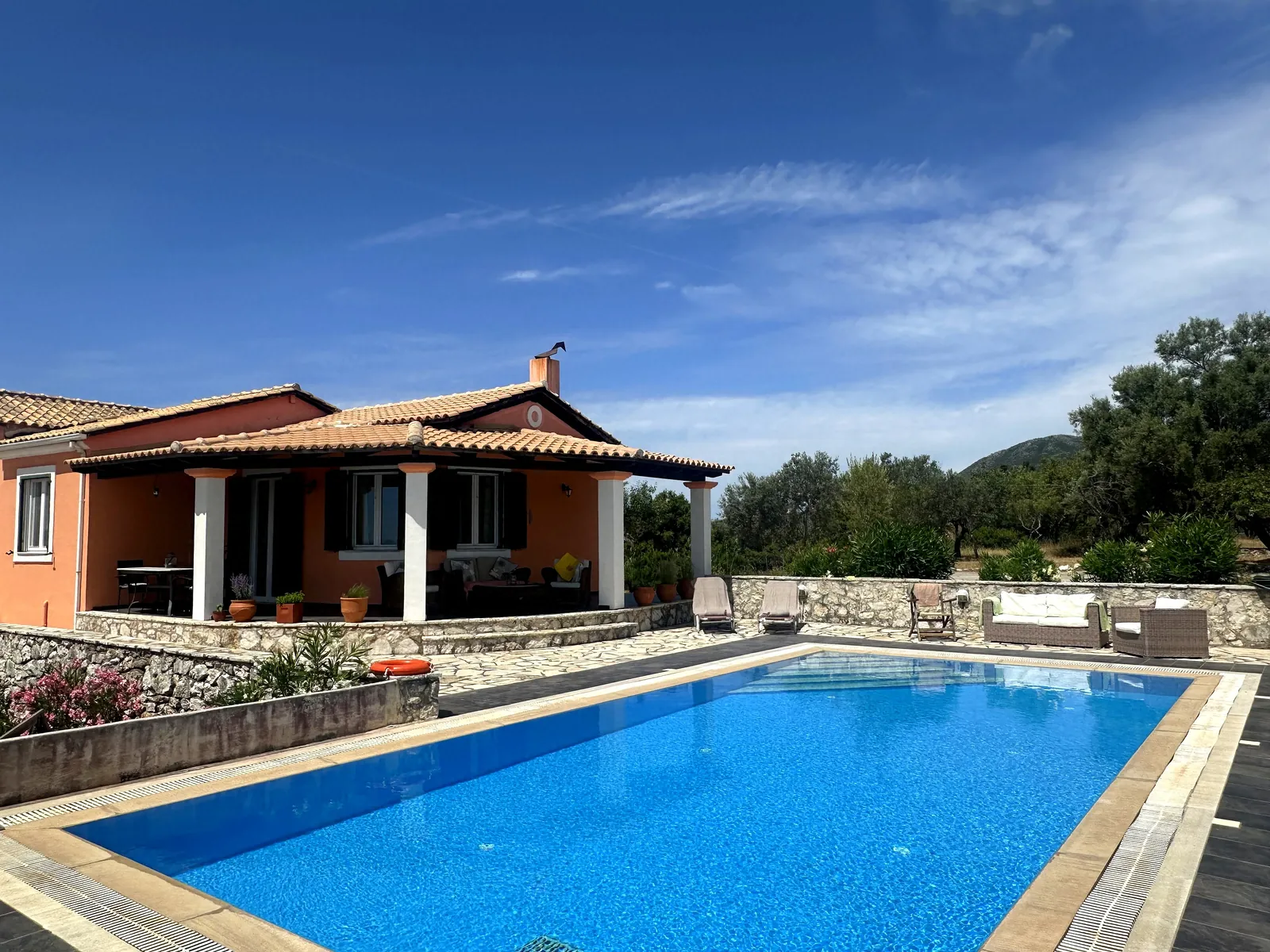 Villa Anatoli, Πόρος: η πισίνα μπροστά στο σπίτι και πίσω το στενό